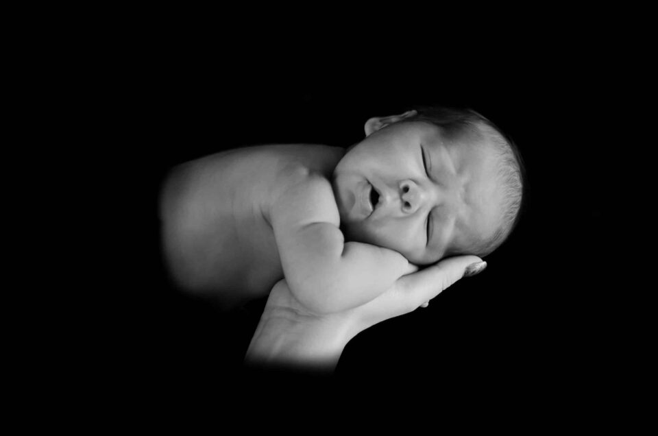2017-09-30-05-34-44 Photo d'illustration d'un bébé tout juste née sur fonds noir
