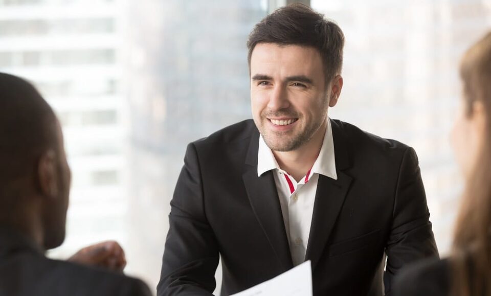 Man focusing on conversation with interviewers Illustration ressources humaines